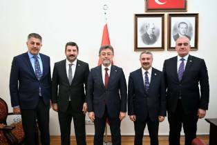Ak Parti Şanlıurfa Milletvekilleri, Tarım ve Orman Bakanı İbrahim Yumaklı'yı makamında ziyaret etti.